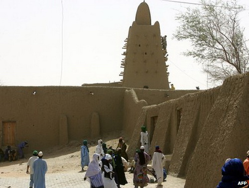 Lăng mộ các thánh Hồi giáo tại thành phố cổ Timbuktu (Mali) đang bị phá hủy bởi những người Hồi giáo cực đoan.